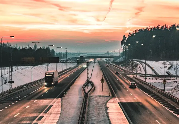 Zachód słońca nad autostradą. Uważaj na jazdę pasem awaryjnym, grozi za to mandat.