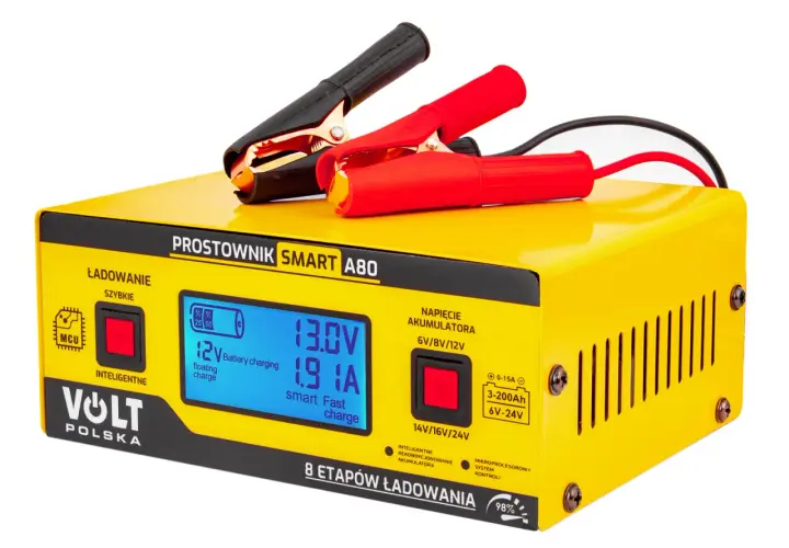 Żółty prostownik Volt Polska Smart A80 z wyświetlaczem LCD i klemami do akumulatora.