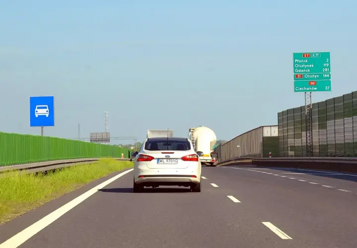 Ile mogę jechać na autostradzie? Ograniczenia prędkości w Polsce
