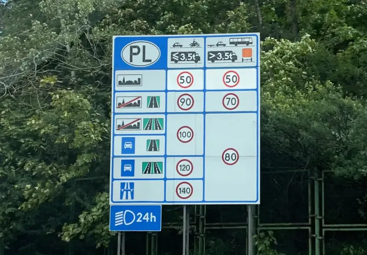 Znak drogowy PL: ile można jechać busem po autostradzie? Ciężarówki >3,5t jadą 70 km/h, a osobówki 120 km/h.