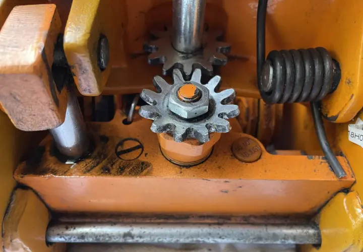Mechanizm podnośnika hydraulicznego z zębatkami. Aby dowiedzieć się, jak dolać oleju do podnośnika hydraulicznego, sprawdź instrukcję obsługi.