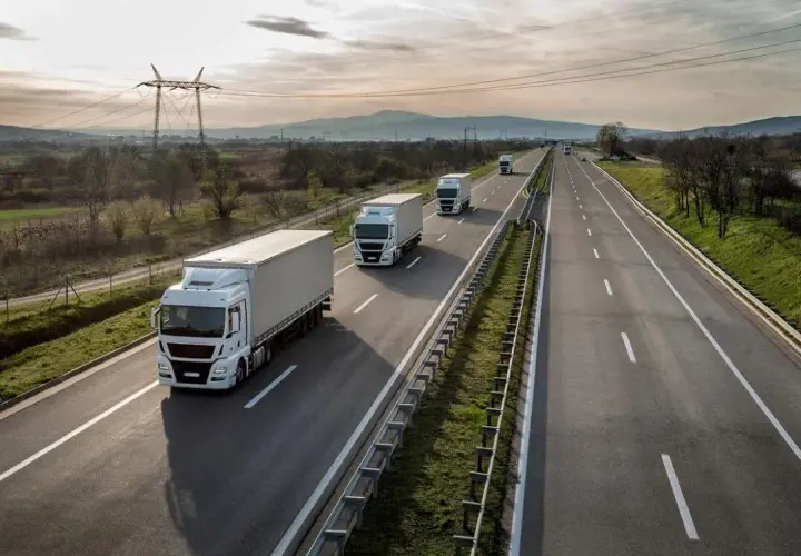Czy ciężarówki mogą wyprzedzać na autostradzie? Sprawdź przepisy i wyjątki
