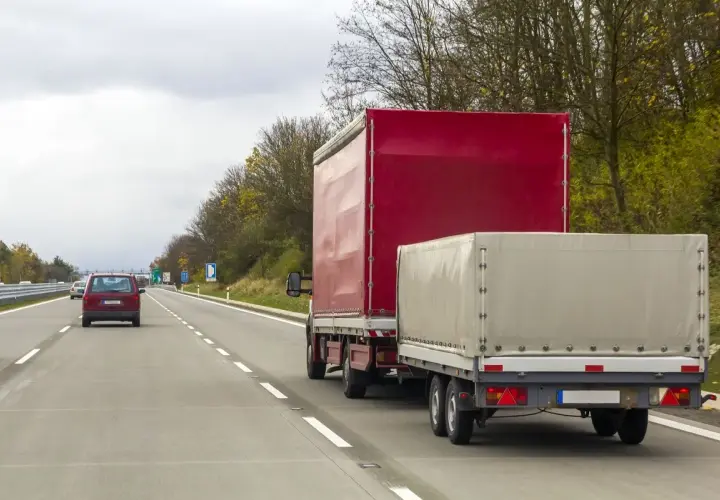Ciężarówka z przyczepą na autostradzie. Zastanawiasz się, ile można jechać z przyczepą na autostradzie? Zobacz, jak wygląda taki zestaw w ruchu.