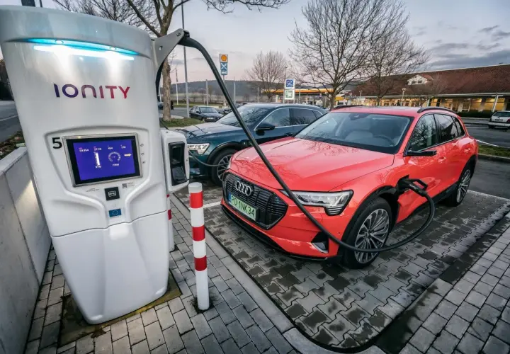 Ładowanie Audi e-tron na stacji Ionity. Ekran pokazuje 91% naładowania i moc 77kW. Ile kosztuje naładowanie akumulatora 4Ah?