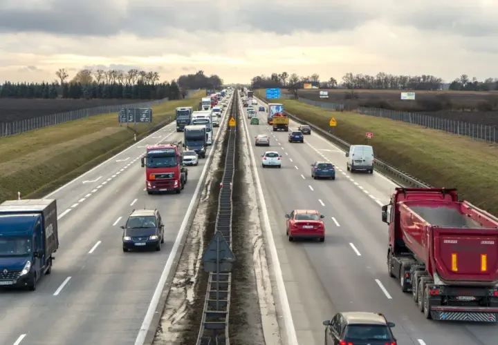 Autostrada A4 z Wrocławia do Krakowa. Ruch samochodów i ciężarówek.