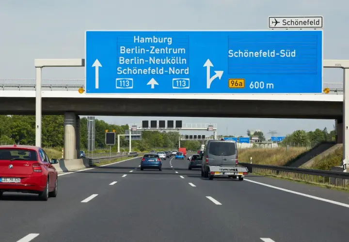 Niemcy mają rozbudowaną sieć autostrad, jak ta pod Berlinem. Kierowcy kierują się na Hamburg, Berlin lub lotnisko Schönefeld.