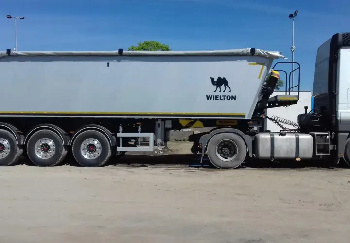 Ciągnik siodłowy z naczepą Wielton na pusto waży ok. 15-18 ton.