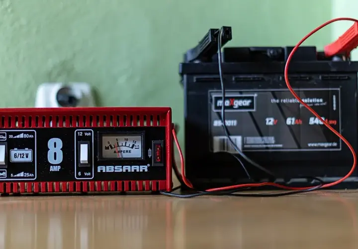 Mrakumulator jaki prostownik wybrać, aby uniknąć kosztownych błędów
