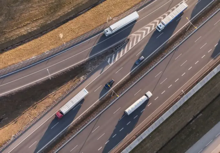 Autostrada czy droga krajowa: która opcja oszczędzi czas i pieniądze?