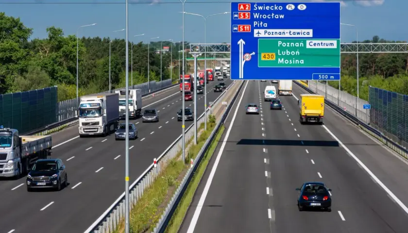 Autostradą A2 i S5 w kierunku Poznania. Znak drogowy podpowiada, ile kosztuje przejazd autostradą z Warszawy do Poznania, wskazując odległość 430 km.