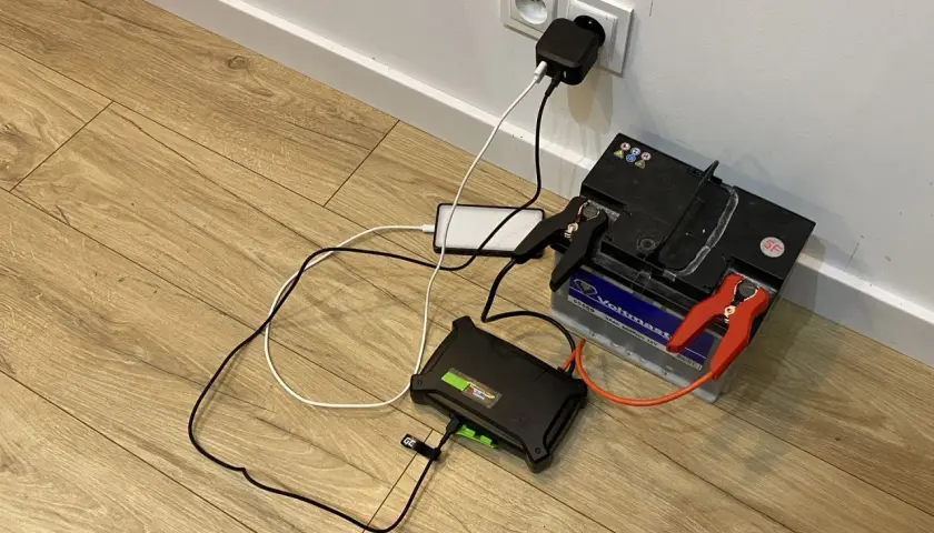 Ładowanie akumulatora 80Ah za pomocą prostownika i telefonu.