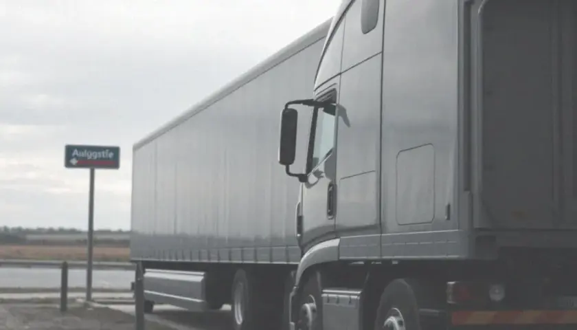 Ile waży naczepa? Zaskakujące fakty o wadze i jej wpływie na transport