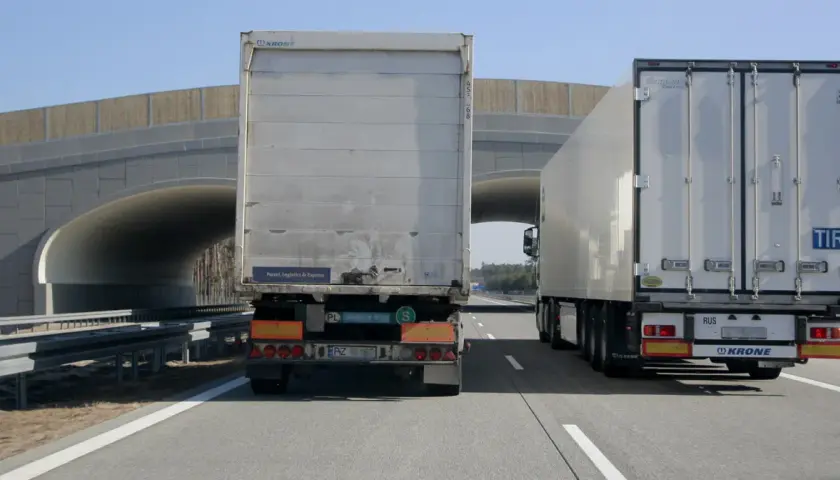 Czy tir może wyprzedzać tira na autostradzie? Sprawdź nowe przepisy