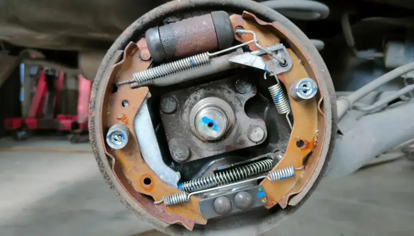 Jak działają hamulce w naczepie? Poznaj kluczowe mechanizmy bezpieczeństwa