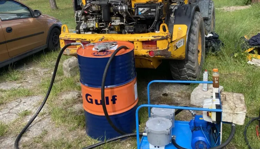 Pompa zasysa olej z beczki Gulf do lewarka hydraulicznego koparki.