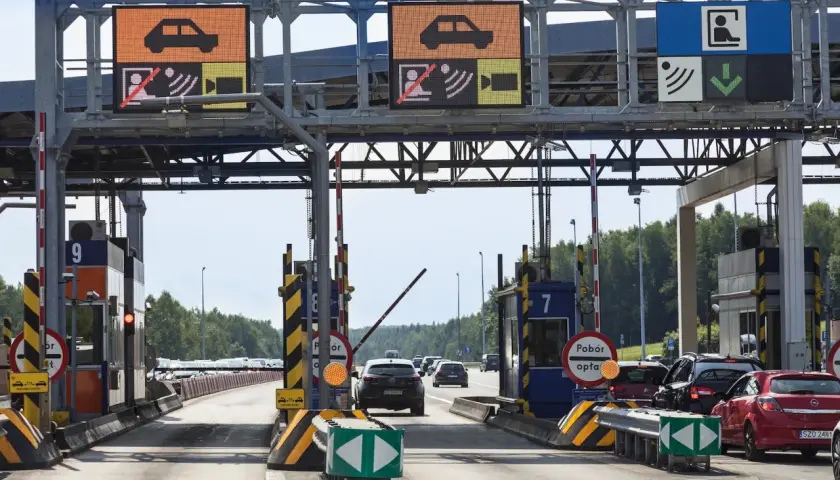 Kolejki do bramek na autostradzie. Zastanawiasz się, ile kosztują bramki Katowice Kraków? Sprawdź ceny przed podróżą!