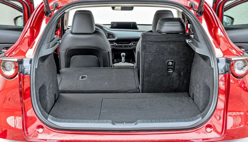 Mazda CX-30 wymiary: Garaż, bagażnik, rodzina czy pasuje?