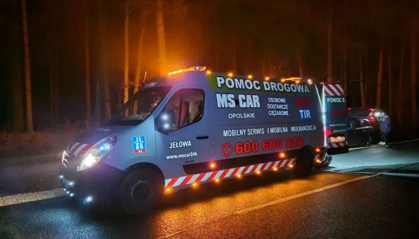 Pomoc drogowa MS CAR na drodze, być może na autostradzie A4, która jest płatna. Pomoc całodobowa dla samochodów osobowych, dostawczych i TIR.