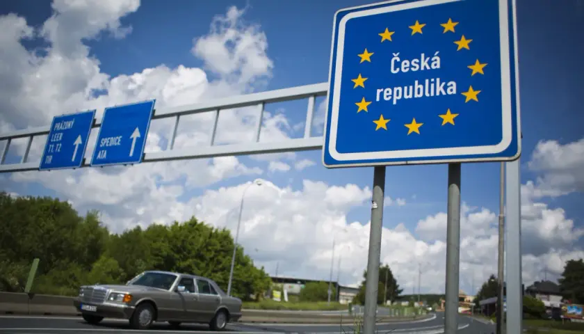 Znak graniczny Czech. Zastanawiasz się, ile kosztuje autostrada w Czechach? Zobacz, jak wygląda wjazd do kraju.
