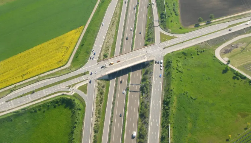 Autostrady w Niemczech płatne czy nie? Odkryj ukryte opłaty i wyjątki