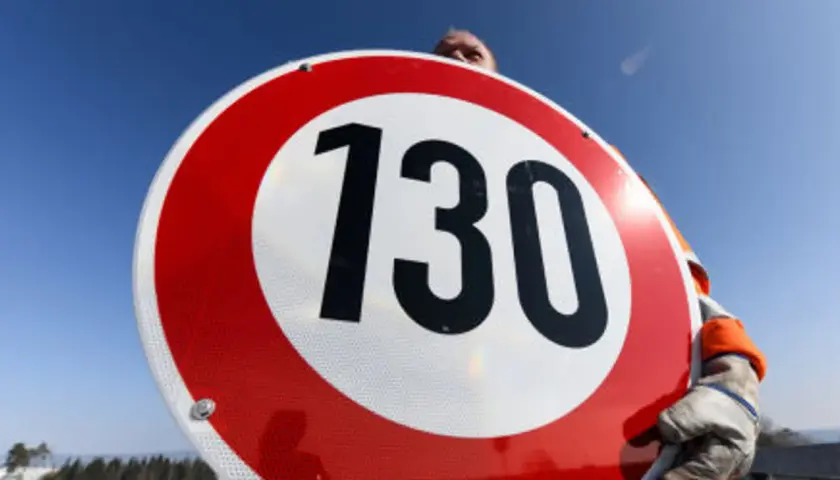 Znak ograniczenia prędkości 130 km/h. Czy na autostradzie w Niemczech są ograniczenia prędkości? Tak, ten znak to potwierdza.