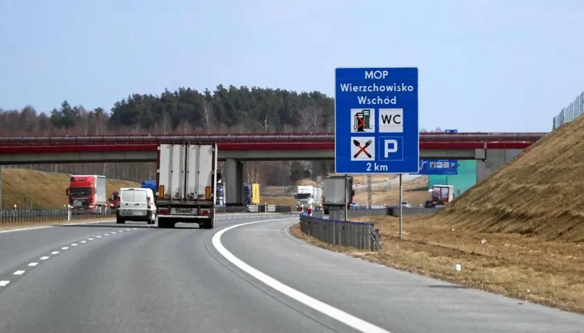Znak MOP Wierzchowisko Wschód informuje o miejscu obsługi podróżnych z toaletą i parkingiem za 2 km.