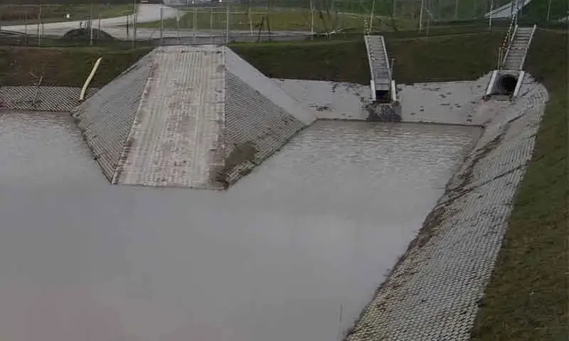 Po co zbiorniki wodne przy autostradach? Kluczowe funkcje i korzyści