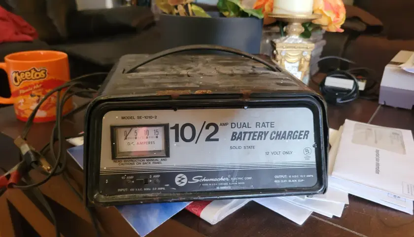 Ładowarka Schumacher 10/2 AMP. Na przełączniku widać opcje 10 AMP i 2 AMP. Zastanawiasz się, ile amper ustawić na prostowniku?