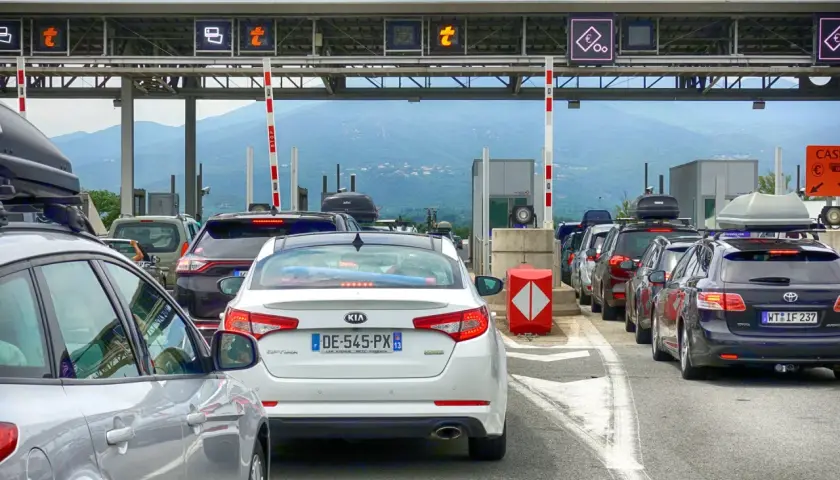 Korki na autostradzie we Francji. Kierowcy zastanawiają się, ile kosztuje autostrada we Francji, stojąc w kolejce do punktu poboru opłat.