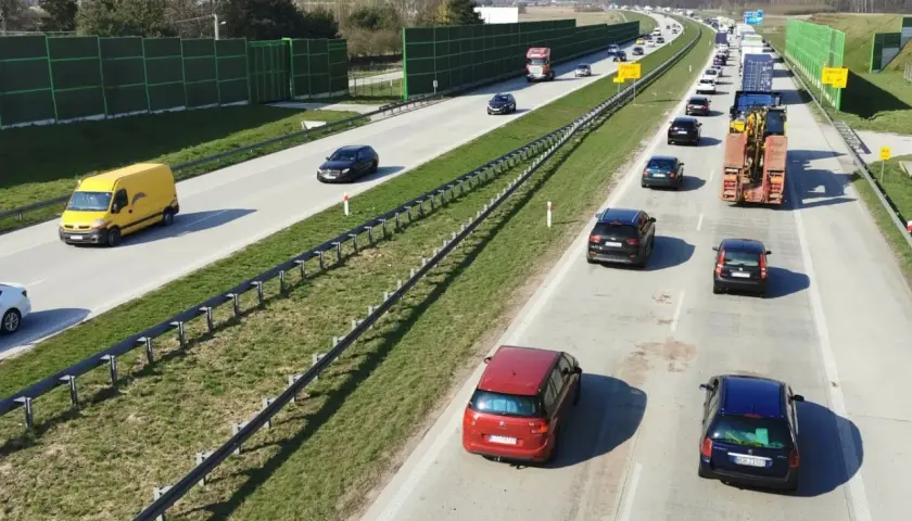 Korki na autostradzie, samochody jadą blisko siebie, tworząc niebezpieczną jazdę na zderzaku.