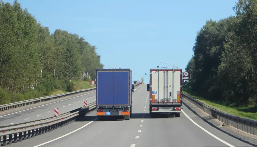 Wyprzedzanie ciężarówek na autostradzie: nowe przepisy i kary