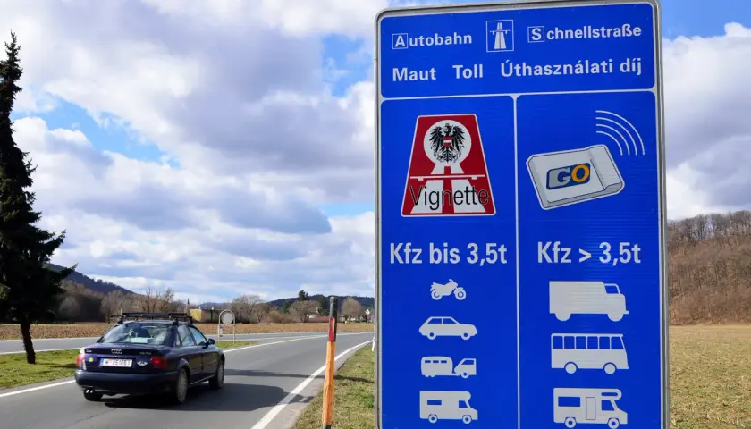 Znak informuje o konieczności posiadania winiety na autostradach i drogach szybkiego ruchu. Czy jadąc do Ostrawy trzeba mieć winietę? Znak sugeruje, że tak, jeśli podróżujesz pojazdem do 3,5 tony.