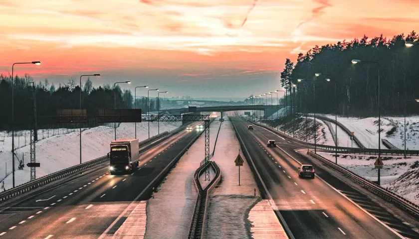 Zachód słońca nad autostradą. Uważaj na jazdę pasem awaryjnym, grozi za to mandat.