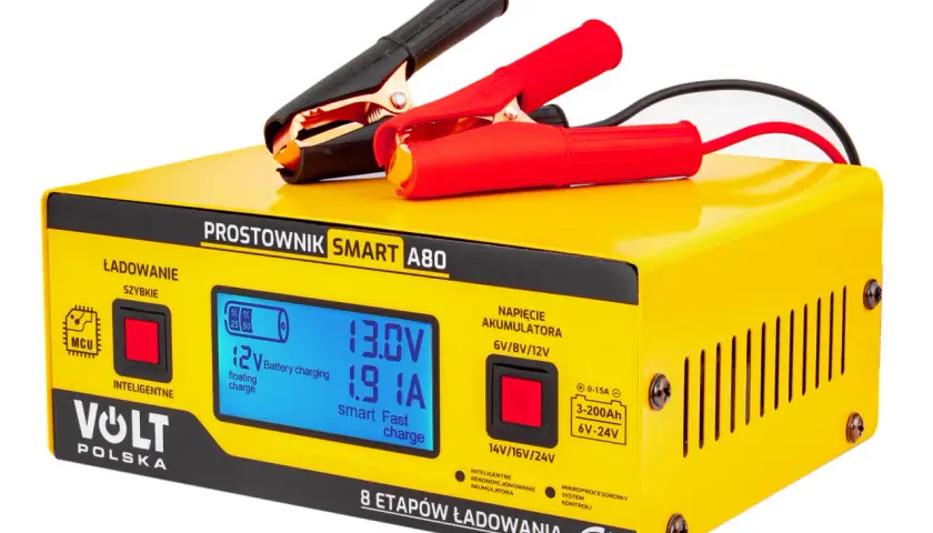 Żółty prostownik Volt Polska Smart A80 z wyświetlaczem LCD i klemami do akumulatora.