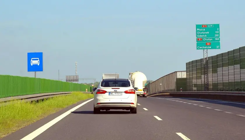 Ile mogę jechać na autostradzie? Ograniczenia prędkości w Polsce