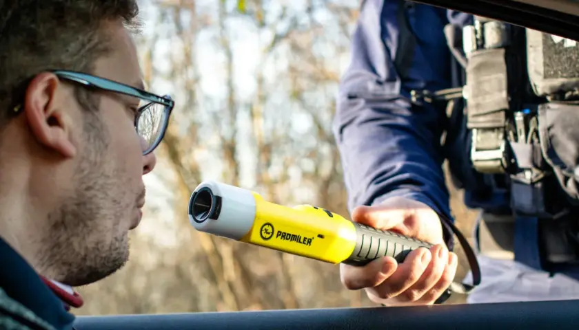 Policjant prosi kierowcę o dmuchnięcie w alkomat. Czy na komendzie można zbadac się alkomatem? Tak, można.