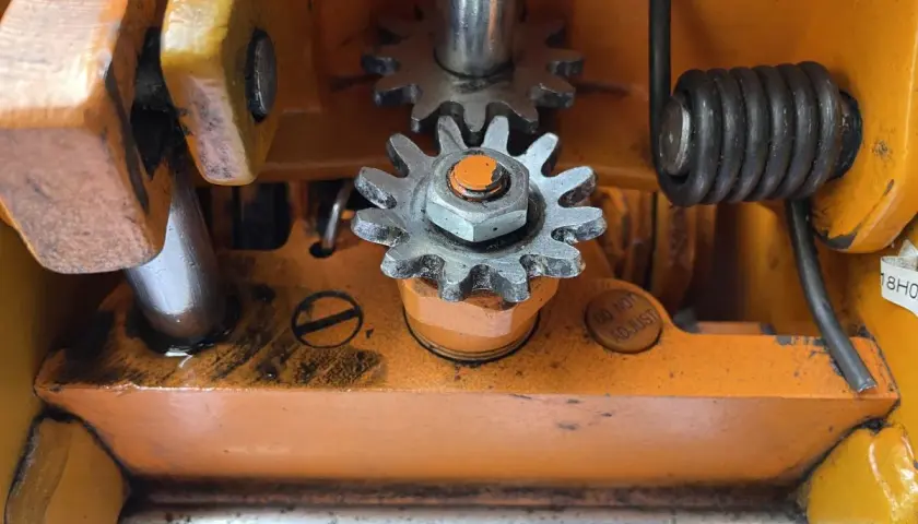 Mechanizm podnośnika hydraulicznego z zębatkami. Aby dowiedzieć się, jak dolać oleju do podnośnika hydraulicznego, sprawdź instrukcję obsługi.