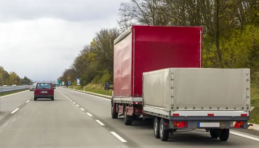 Ciężarówka z przyczepą na autostradzie. Zastanawiasz się, ile można jechać z przyczepą na autostradzie? Zobacz, jak wygląda taki zestaw w ruchu.