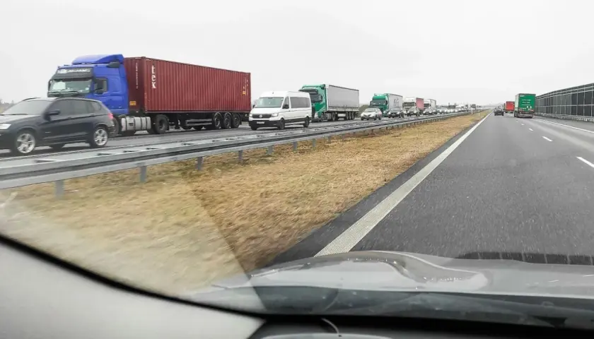 Korek na autostradzie. Zastanawiasz się, ile kosztuje autostrada z Warszawy do Berlina? Długi sznur ciężarówek i samochodów.