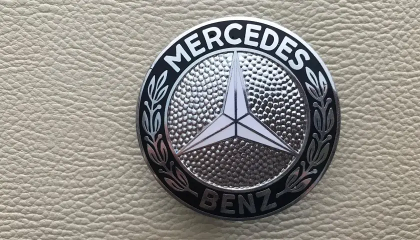 Mercedes nowe logo: Płaska gwiazda 2D i co z autami?
