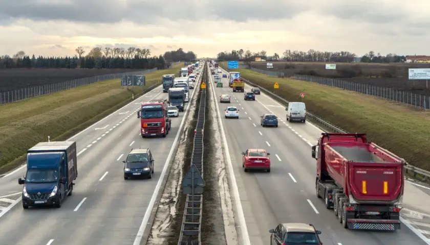 Autostrada A4 z Wrocławia do Krakowa. Ruch samochodów i ciężarówek.
