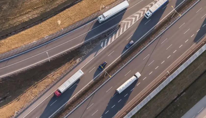 Autostrada czy droga krajowa: która opcja oszczędzi czas i pieniądze?