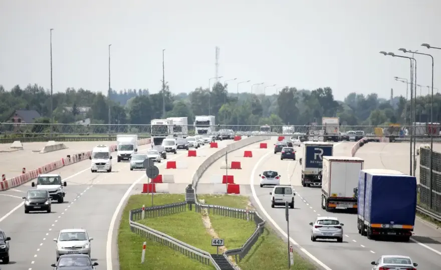 Ile można jechać autostradą z przyczepą? Uważaj na mandaty!