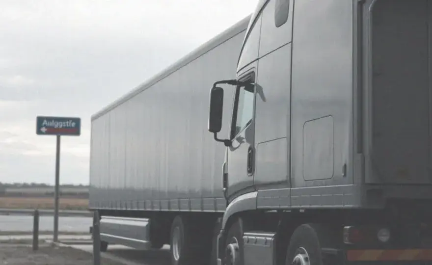 Ile waży naczepa? Zaskakujące fakty o wadze i jej wpływie na transport