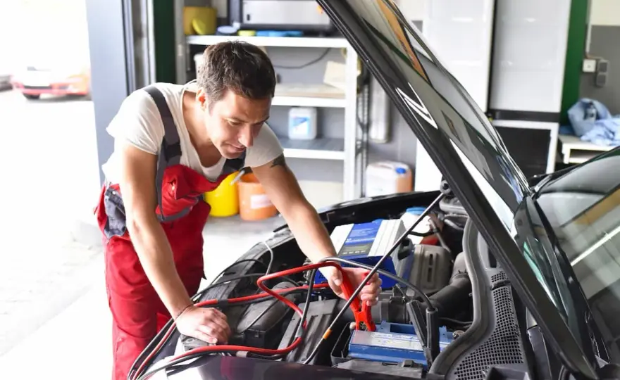 Ładowanie akumulatora u mechanika - Ile kosztuje i kiedy ma sens?