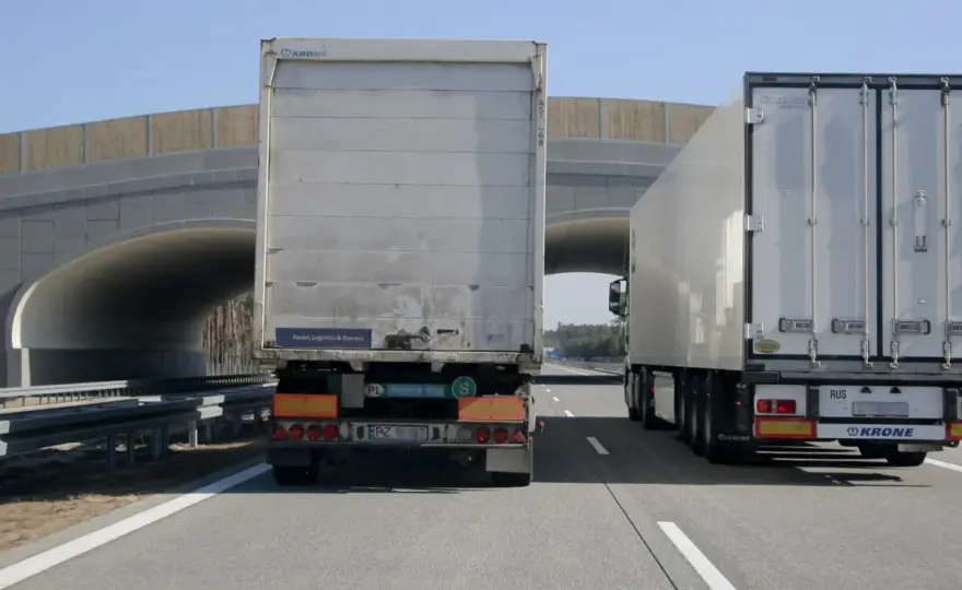 Czy tir może wyprzedzać tira na autostradzie? Sprawdź nowe przepisy