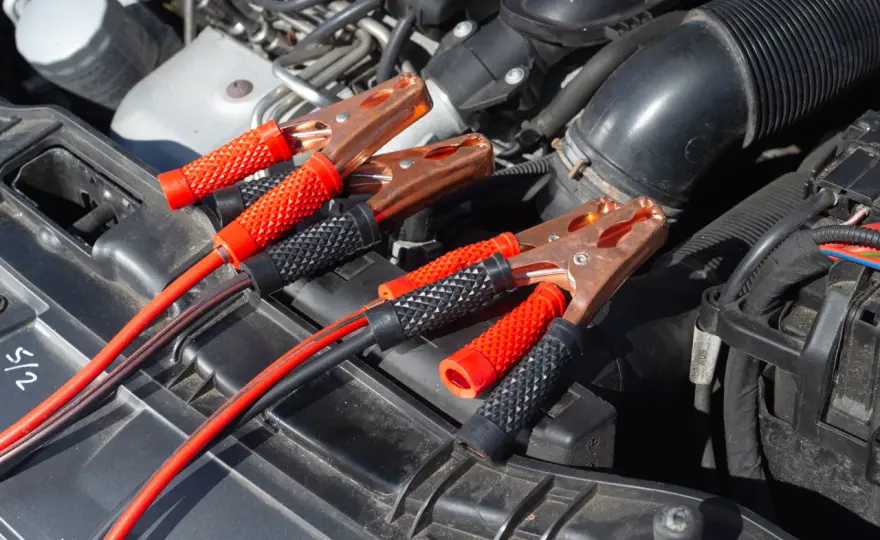 Jak bezpiecznie podłączyć prostownik do Mondeo MK4 - krok po kroku