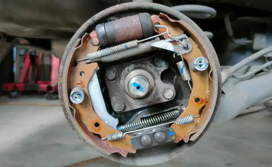 Jak działają hamulce w naczepie? Poznaj kluczowe mechanizmy bezpieczeństwa