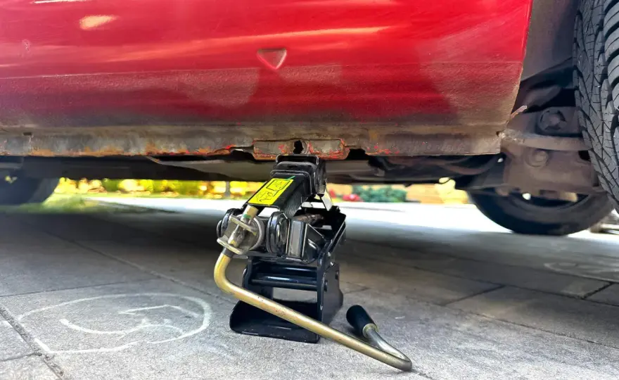 Jak podnieść auto lewarkiem bezpiecznie - Uniknij częstych błędów
