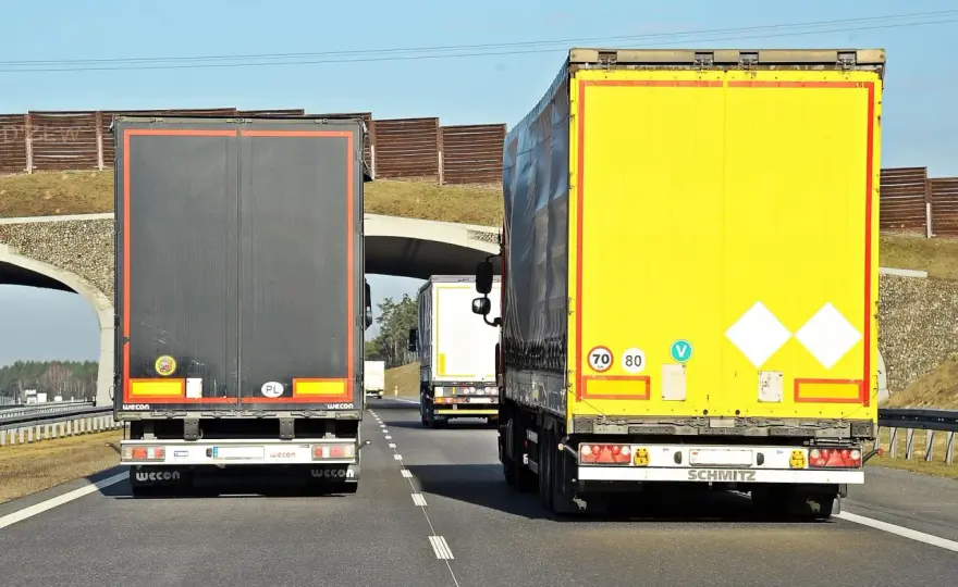 Prędkość ciężarówki na autostradzie - Poznaj aktualne limity dla TIR